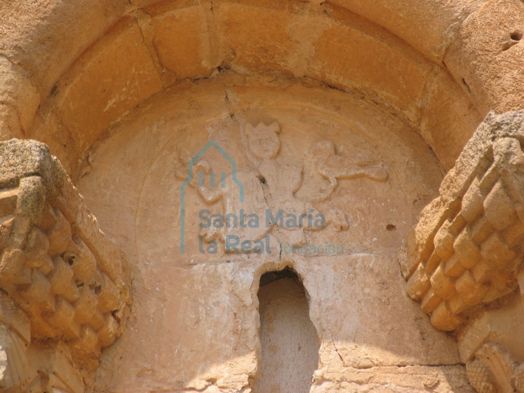 Detalle del relieve de la ventana sur del ábside Detalle del relieve de la ventana sur del ábside