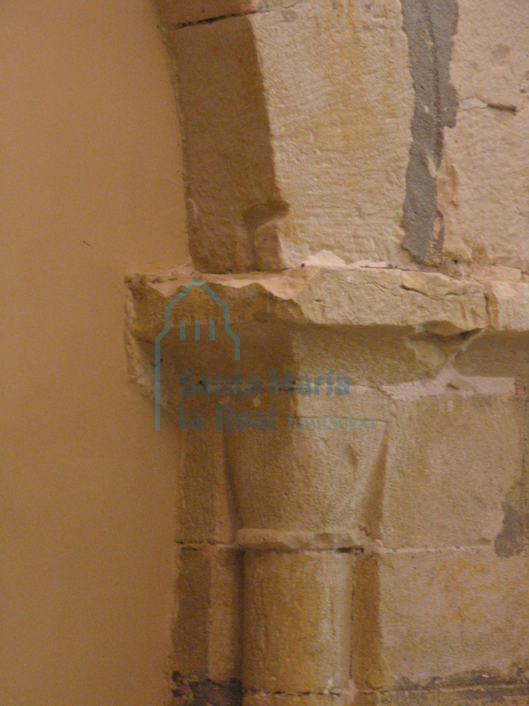 Capitel de la arquería del presbiterio