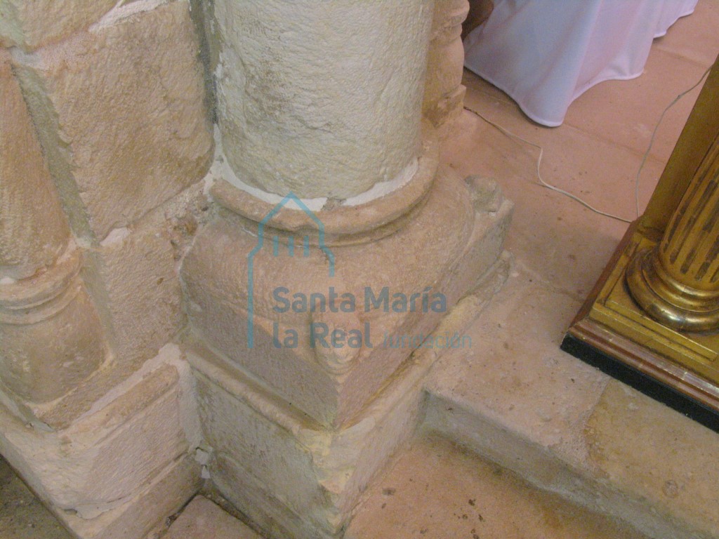 Basa de la columna del arco triunfal