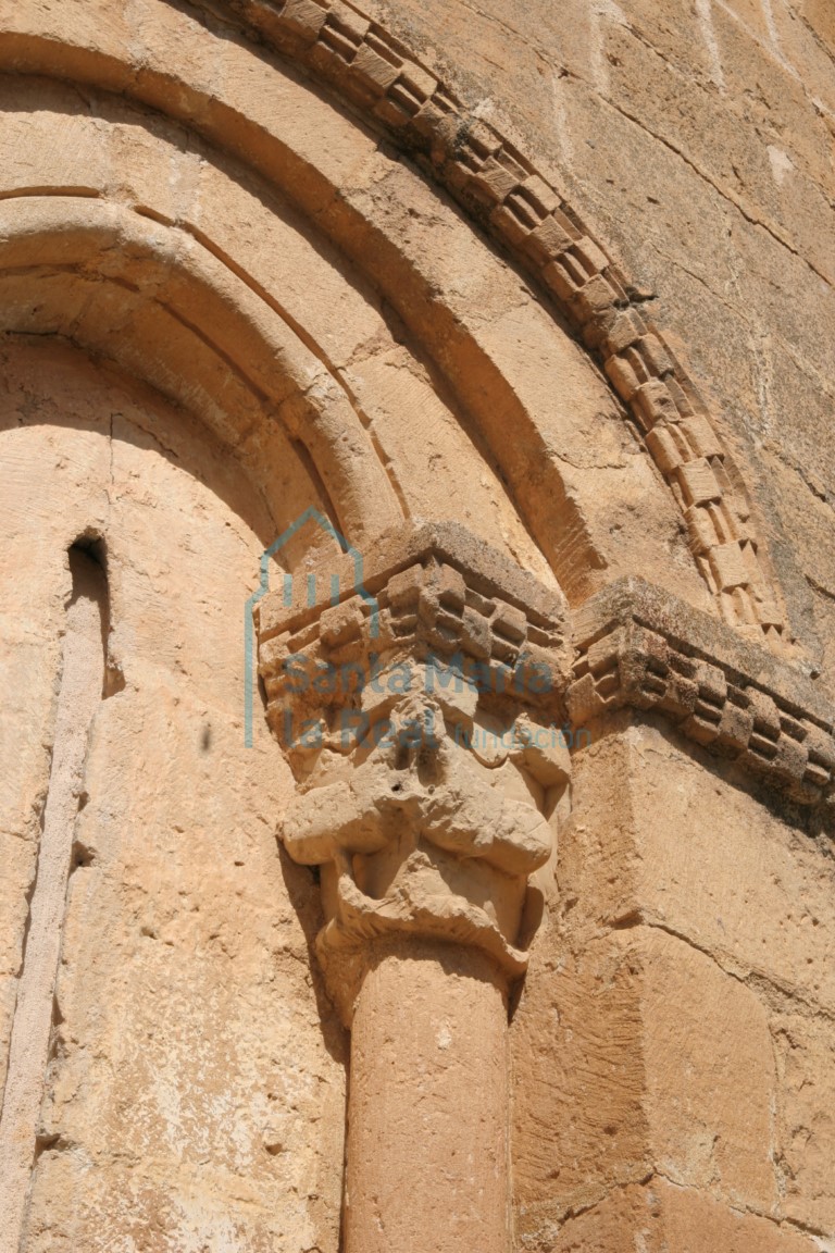 Detalle de la ventana central del ábside