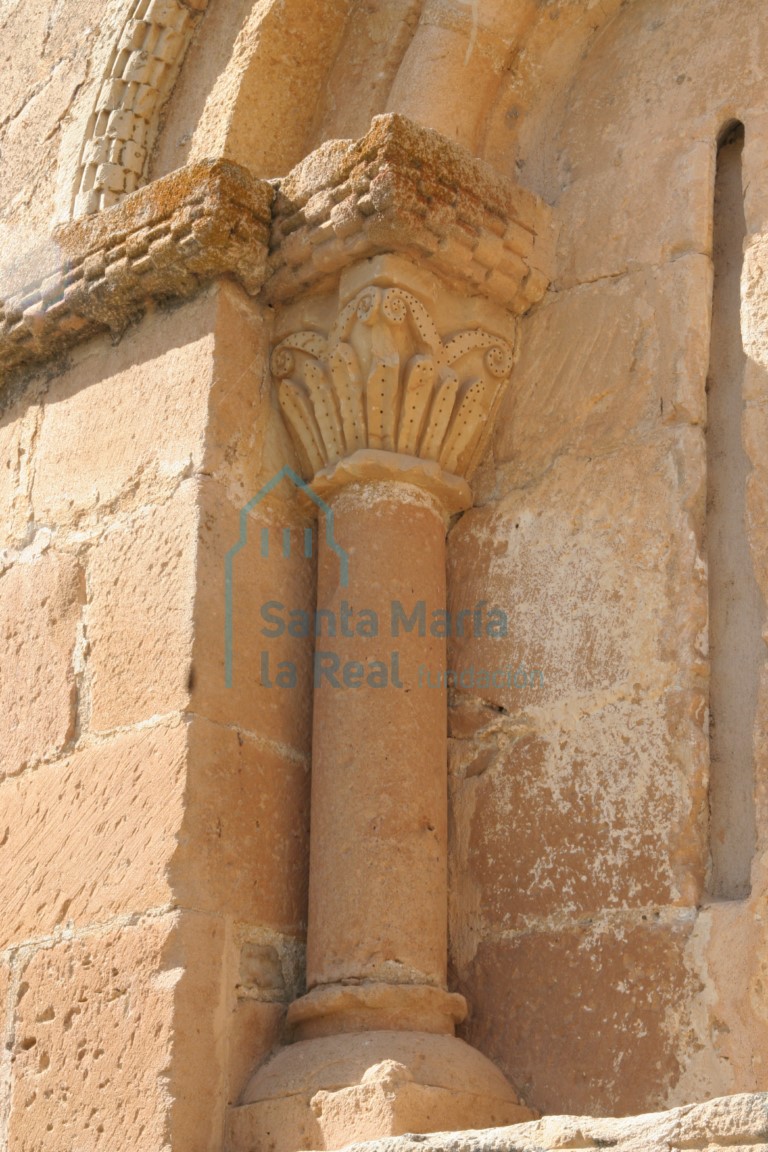 Detalle de la ventana norte del ábside
