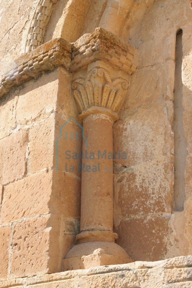 Detalle de la ventana norte del ábside