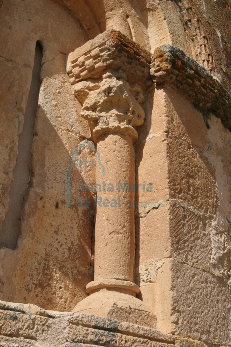 Detalle de la ventana norte del ábside