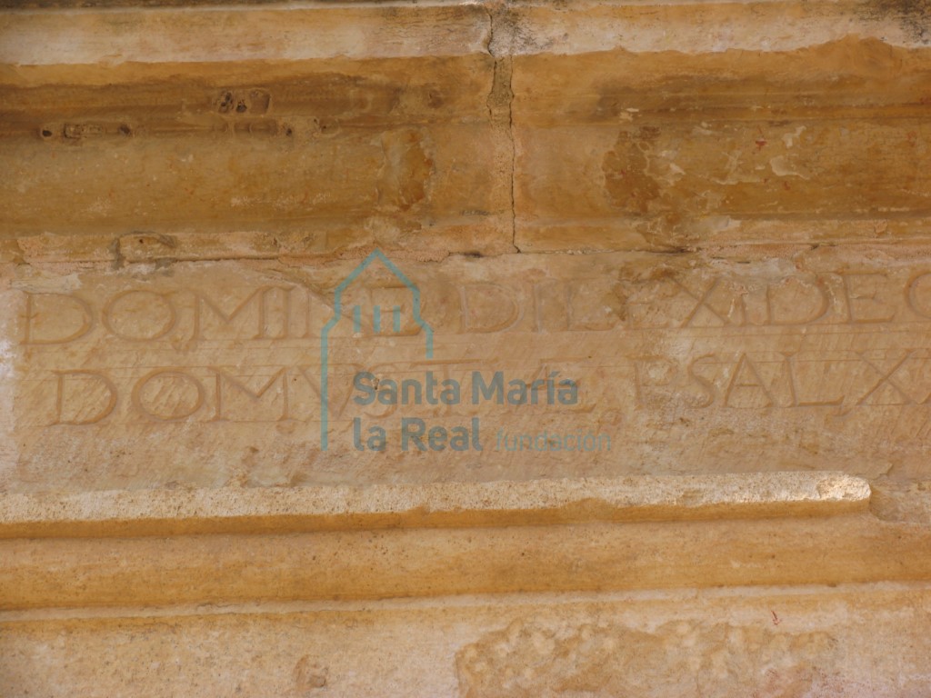 Inscripción en la portada oriental