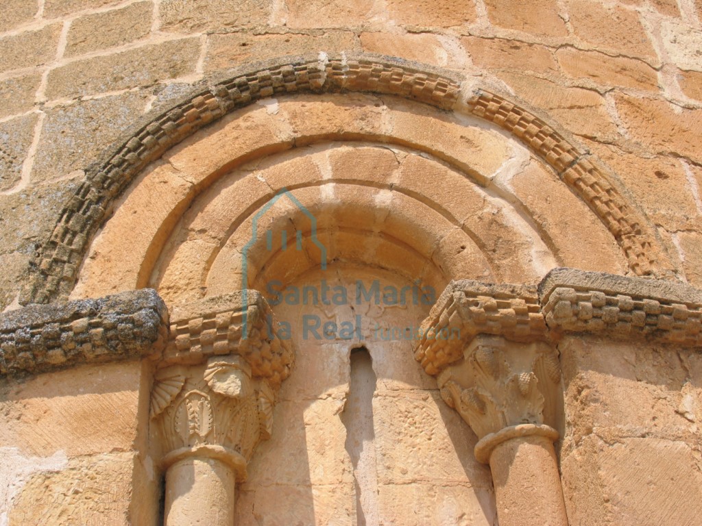 Detalle de la ventana sur del ábside Detalle de la ventana sur del ábside