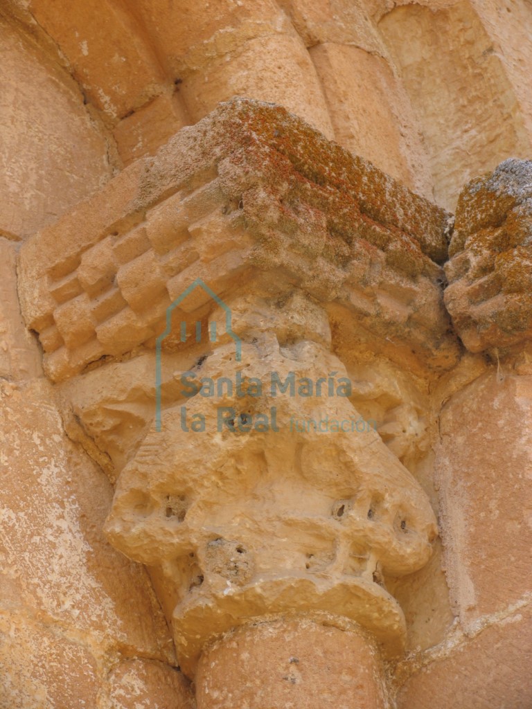 Capitel de la ventana norte del ábside