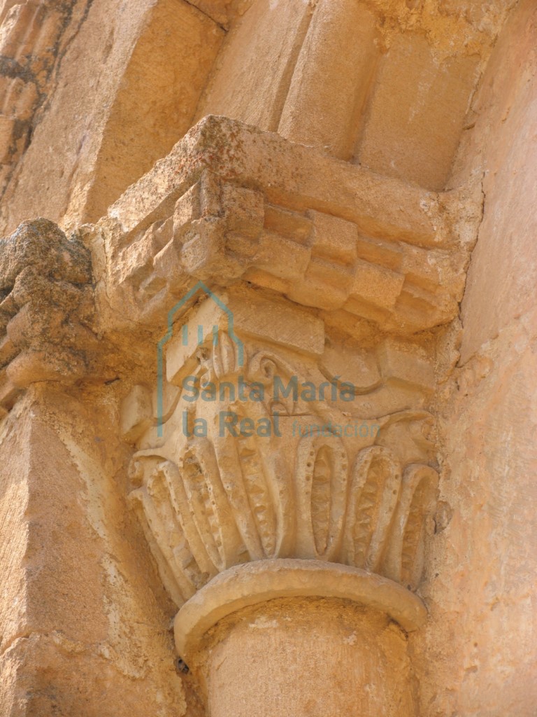 Capitel de la ventana norte del ábside