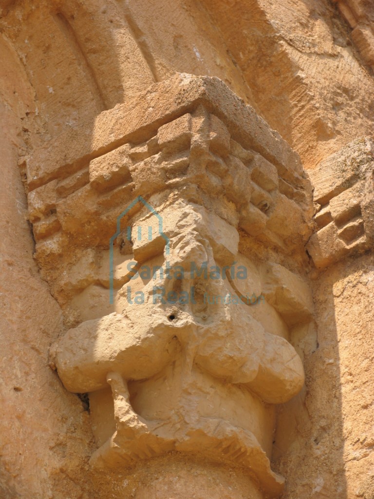 Capitel de la ventana central del ábside