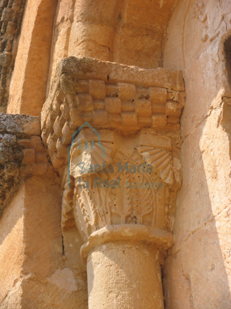 Capitel de la ventana sur del ábside