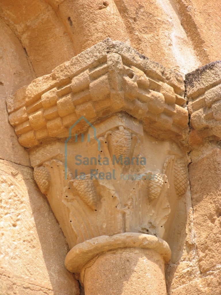 Capitel de la ventana sur del ábside