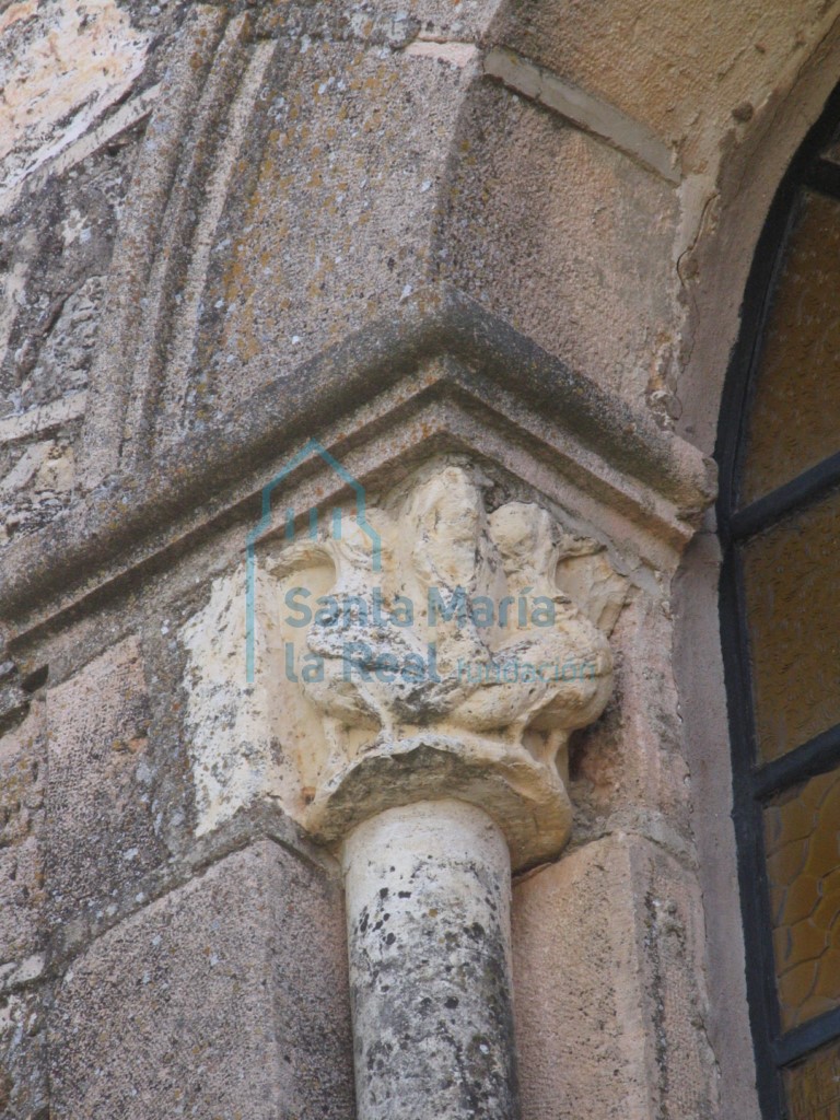Capitel  con pareja de aves
