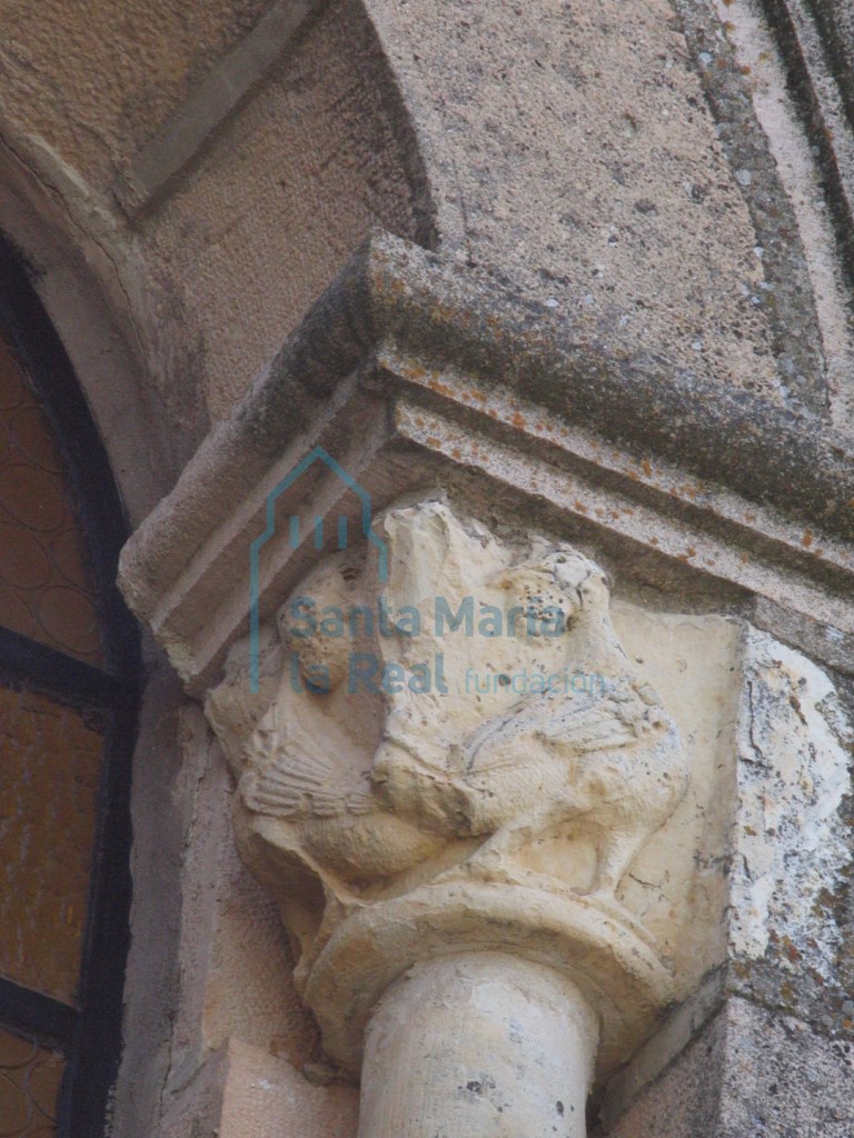 Detalle del capitel con aves