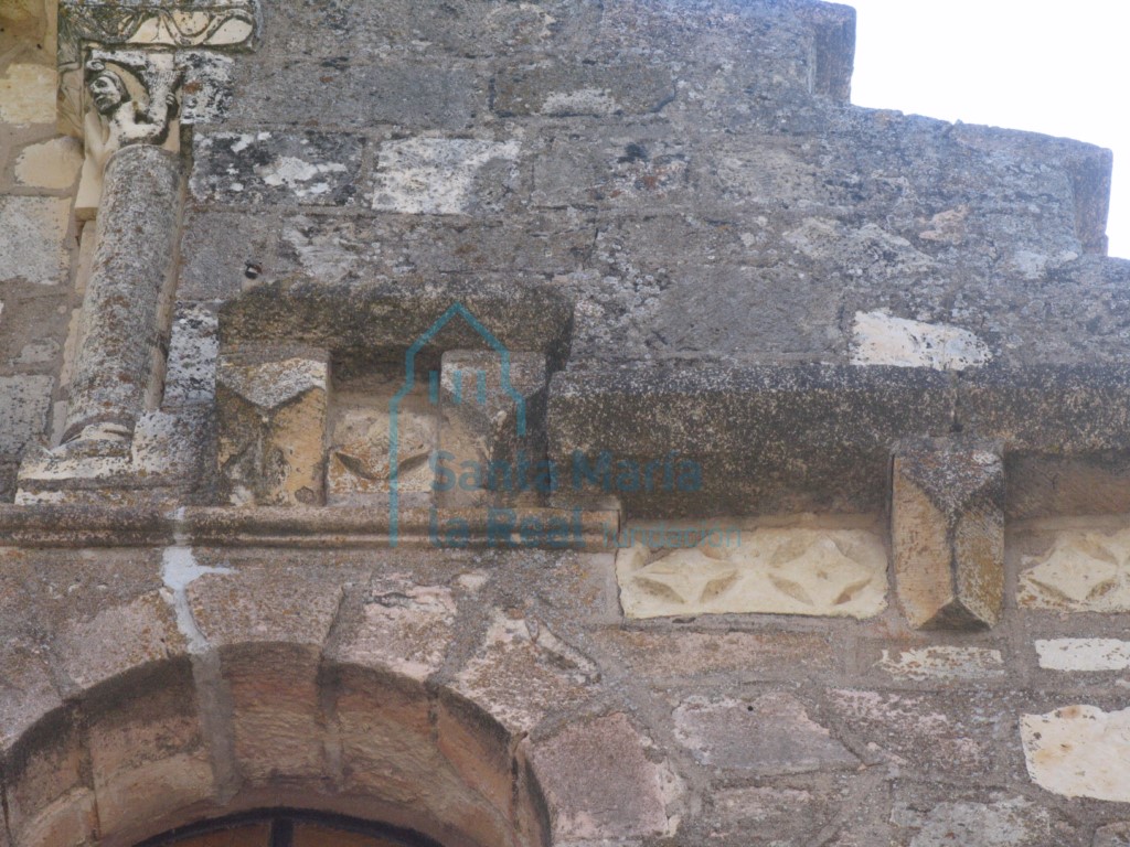 Restos reutilizados embutidos en el muro