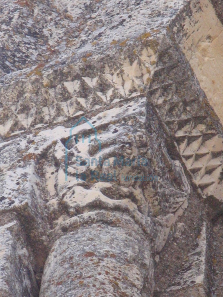 Capitel reutilizado
