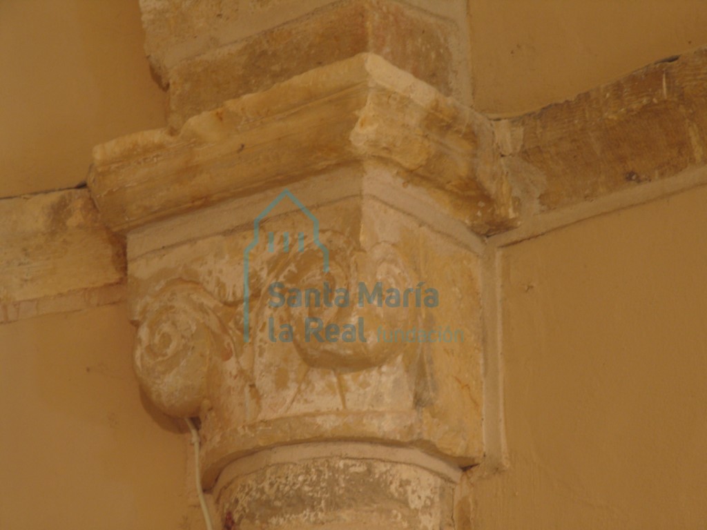 Capitel con motivo vegetal