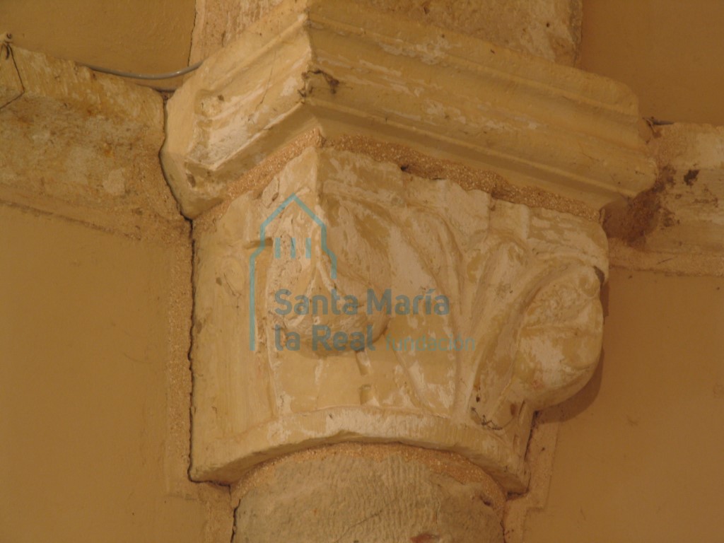 Capitel con motivo vegetal