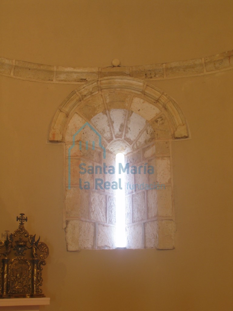 Ventana abocinada del presbiterio