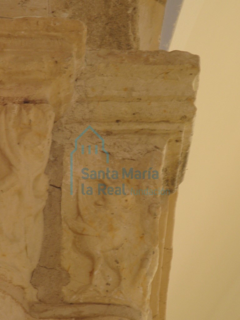 Capitel con escena mitológica