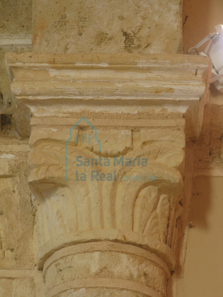 Capitel con hojas de acanto dobladas en las esquinas