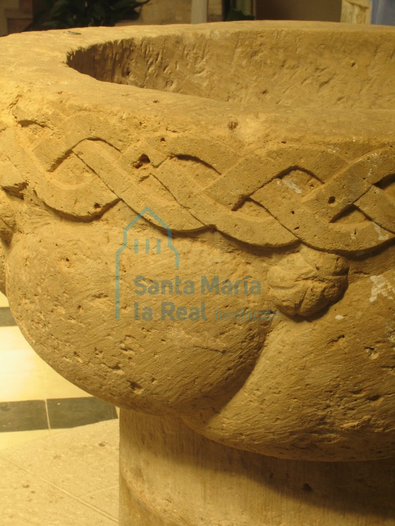 Detalle de cenefa de entrelazo de la pila bautismal
