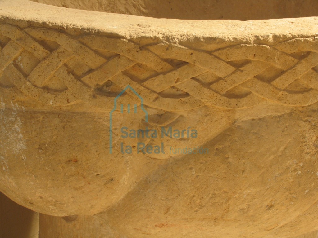 Detalle de pila bautismal