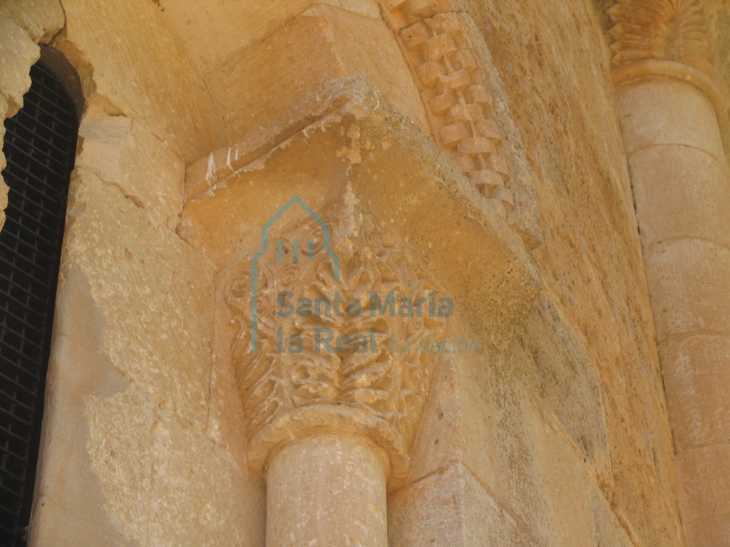 Capitel de la ventana sur del ábside