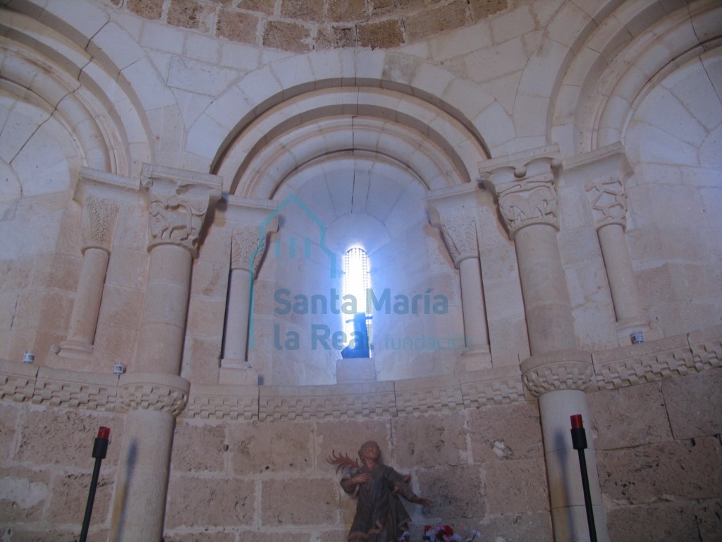 Capiteles del interior de la cabecera