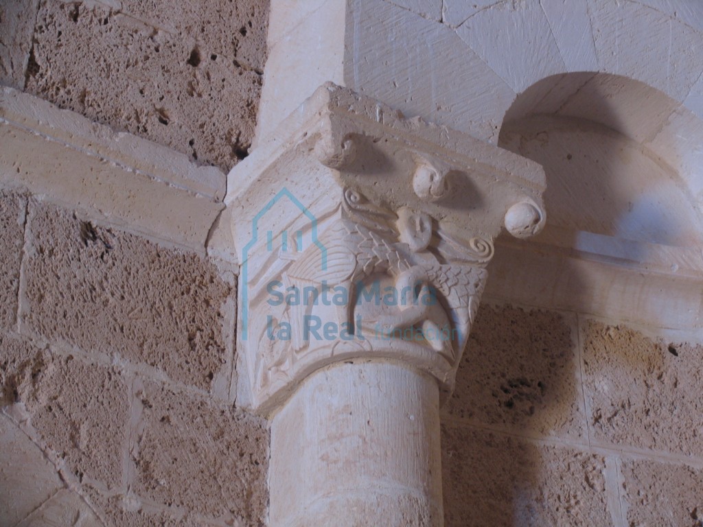 Capitel del interior de la cabecera