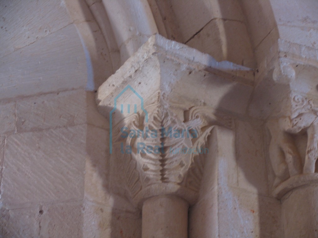 Capitel del interior de la cabecera