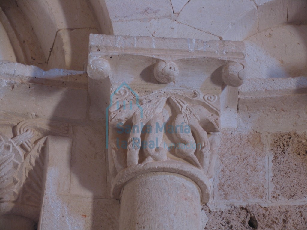 Capitel del interior de la cabecera