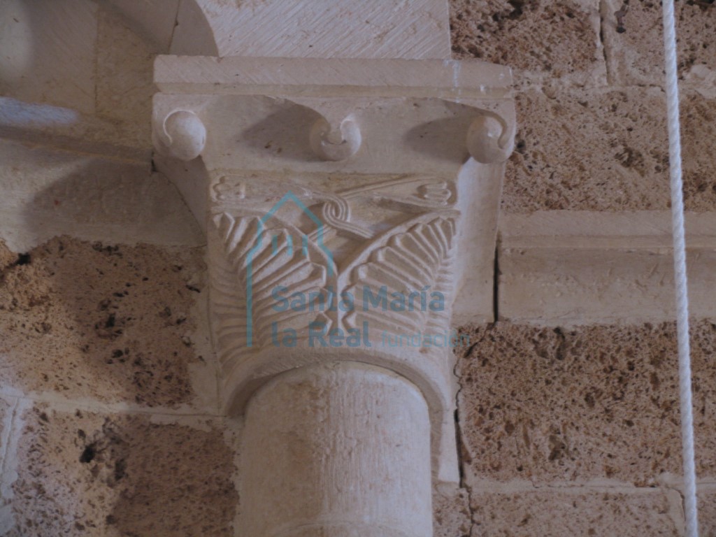 Capitel del interior de la cabecera