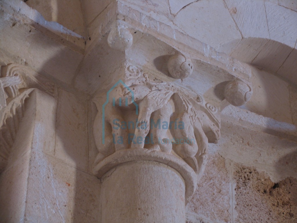 Capitel del interior de la cabecera