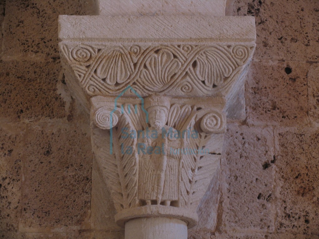 Capitel del interior de la cabecera