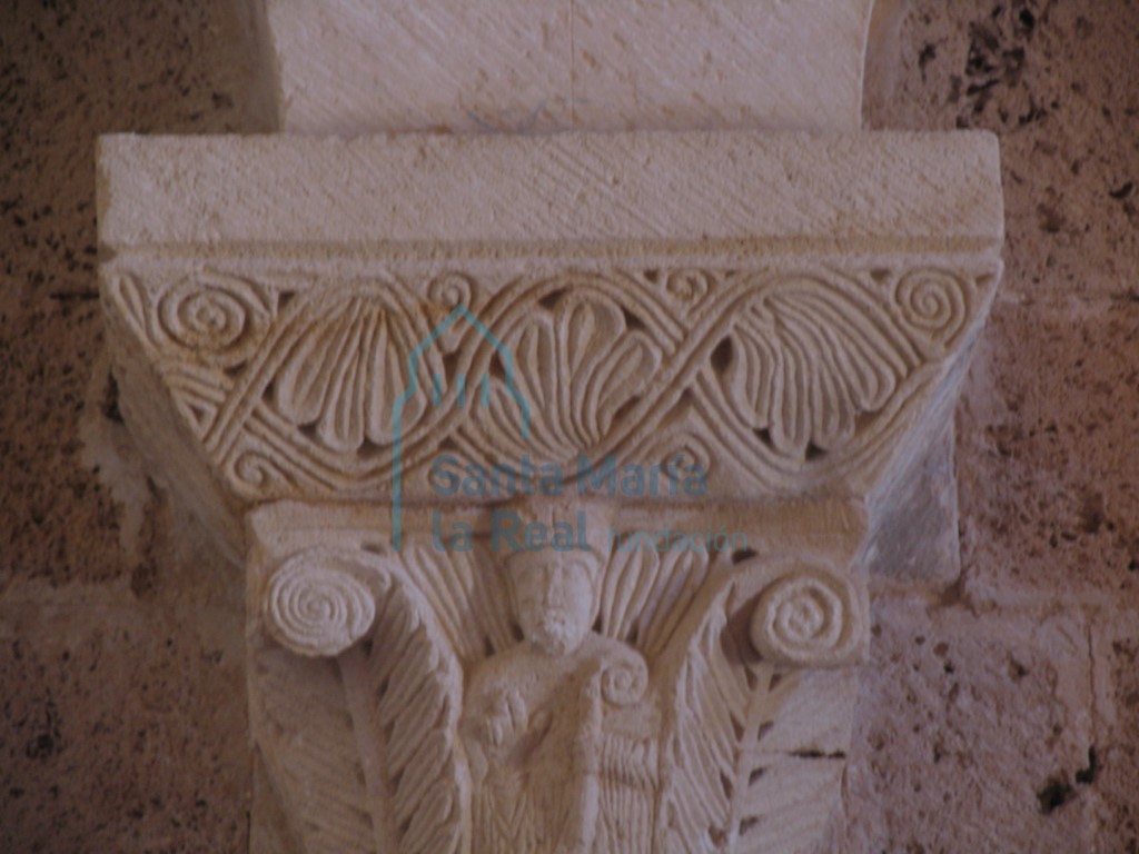 Cimacio de uno de los capiteles de la cabecera
