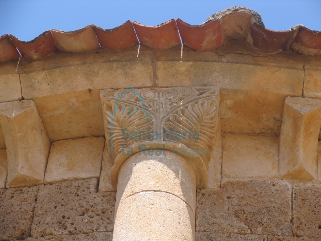 Capitel del exterior del ábside