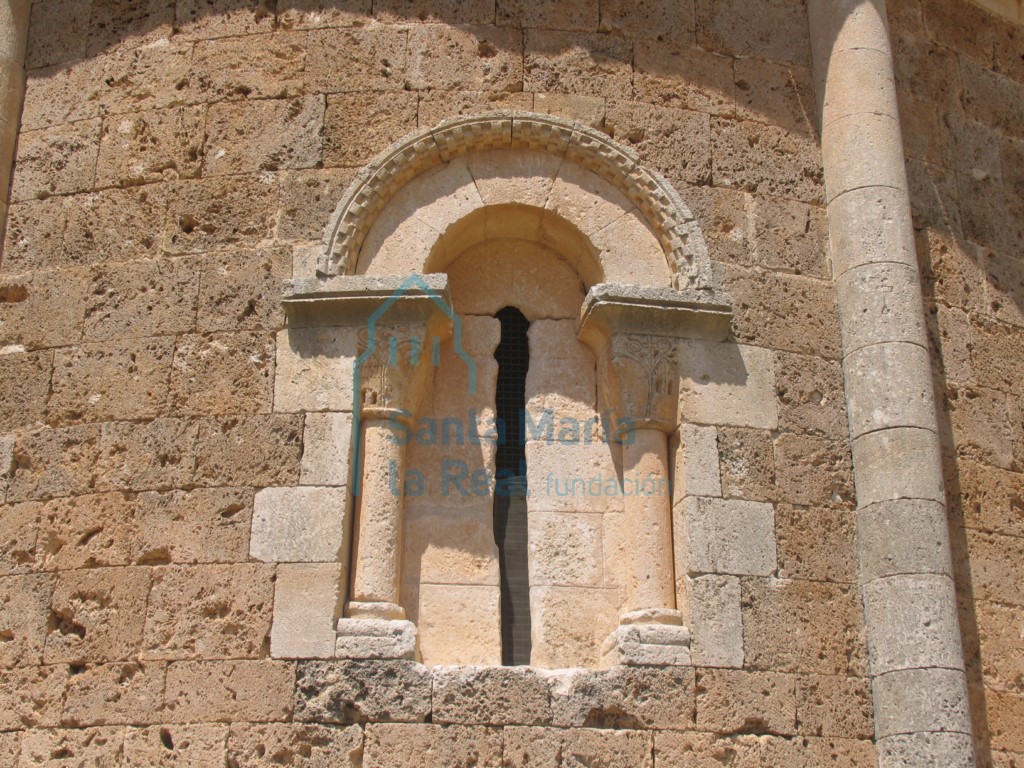 Ventana sur del ábside