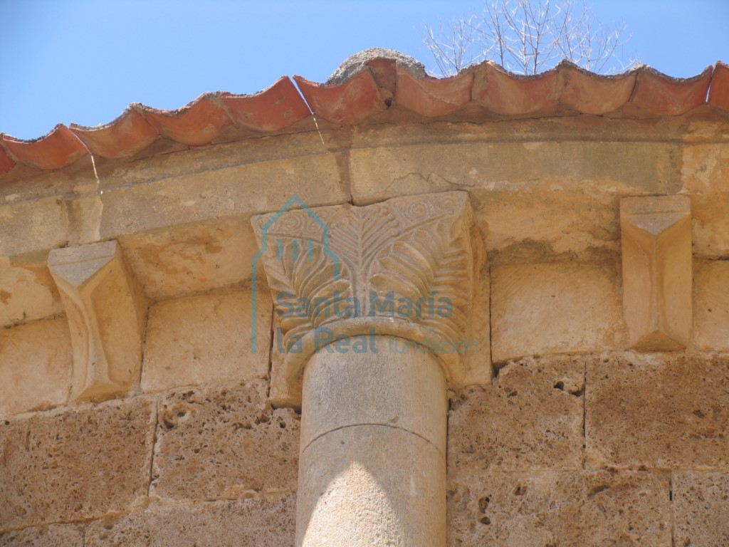 Capitel del exterior del ábside