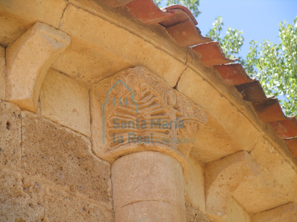 Capitel del exterior del ábside