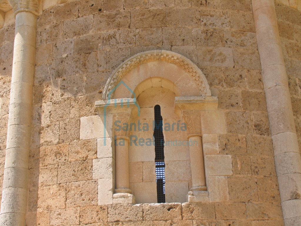 Ventana central del ábside