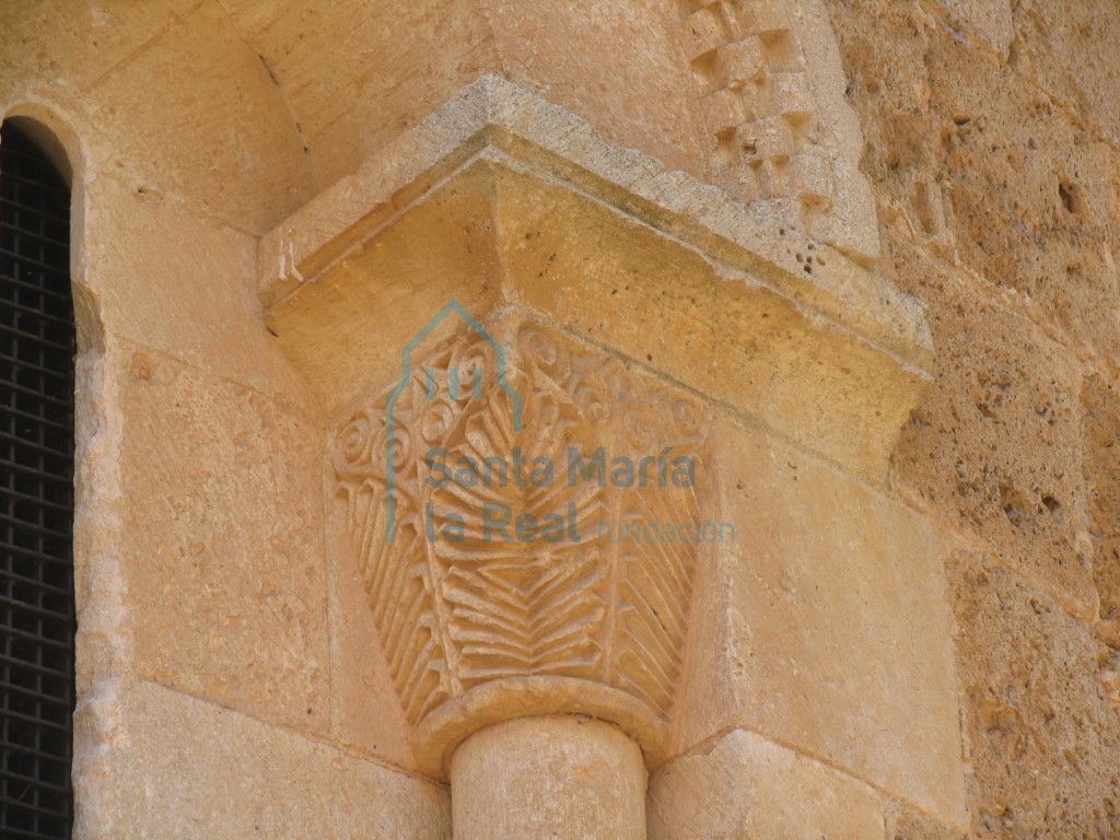 Capitel de la ventana central del ábside