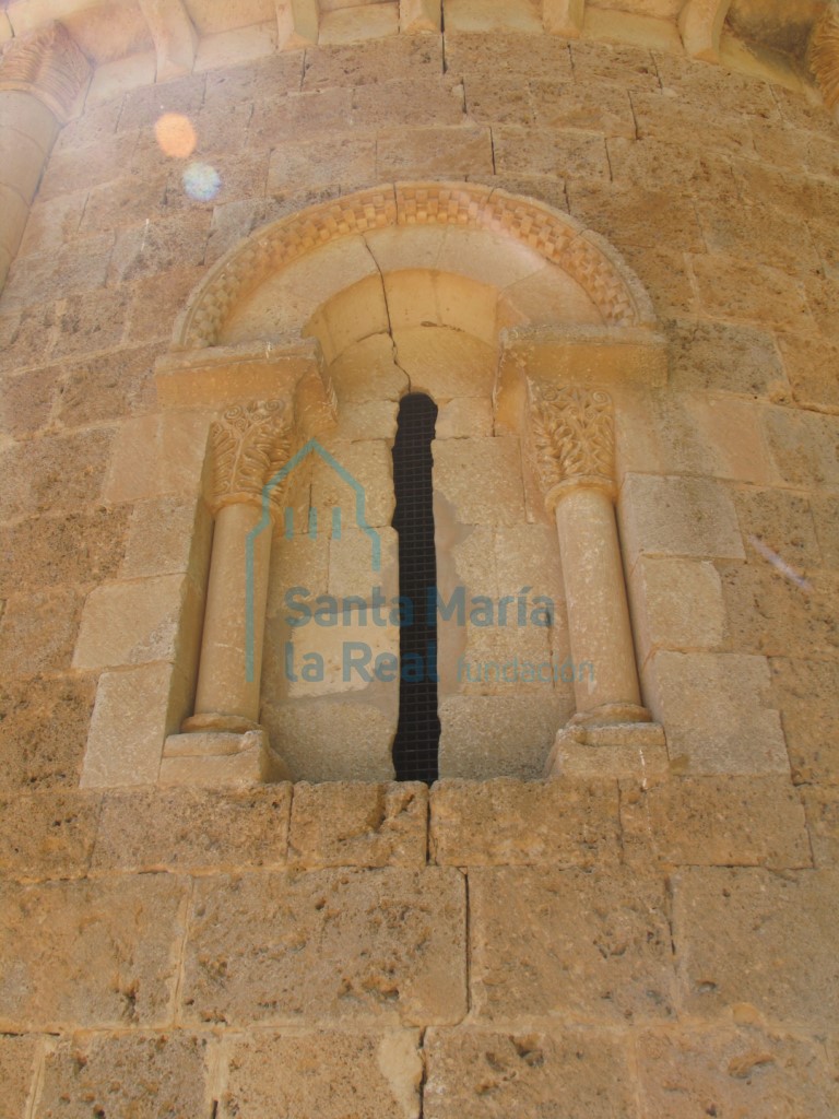 Ventana norte del ábside