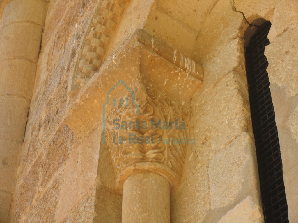 Capitel de la ventana norte del ábside