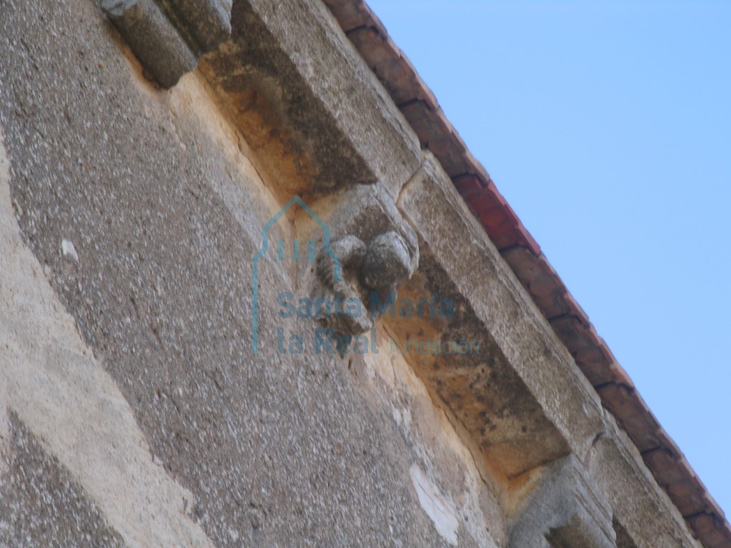 Canecillos en la cornisa meridional