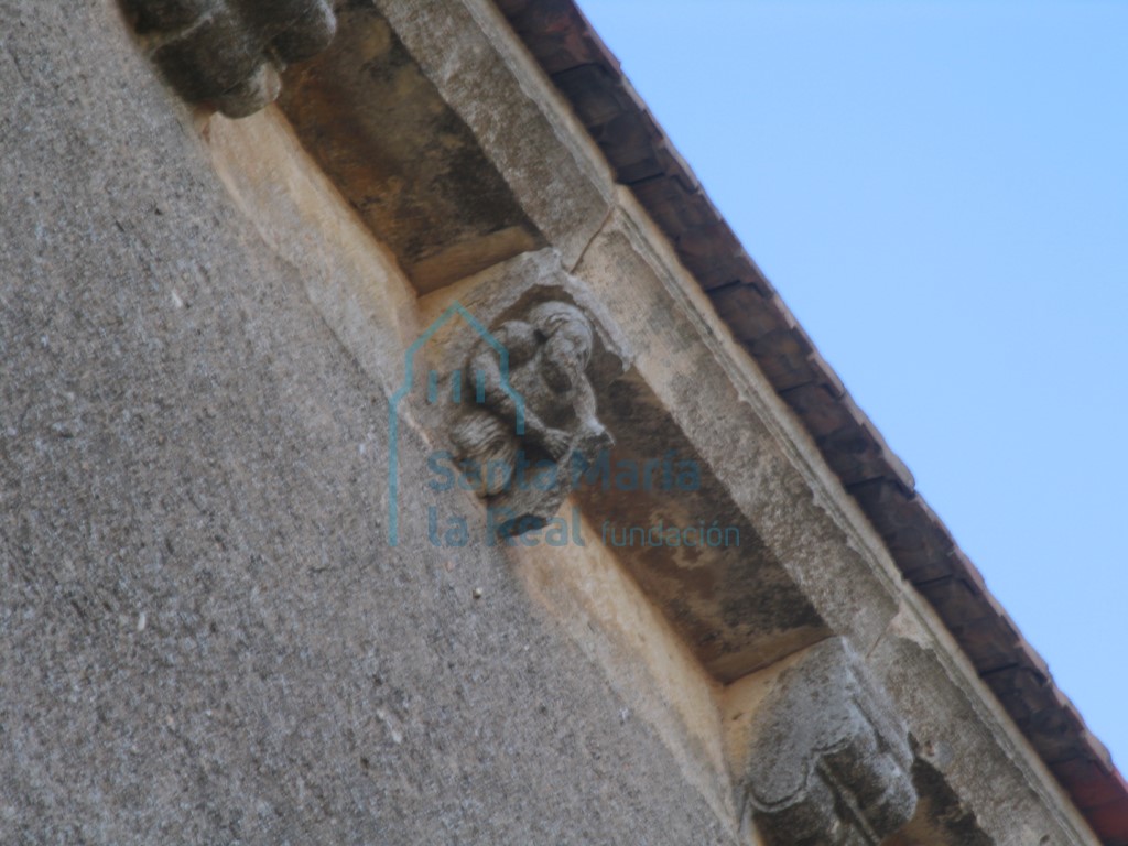 Canecillos en la cornisa meridional