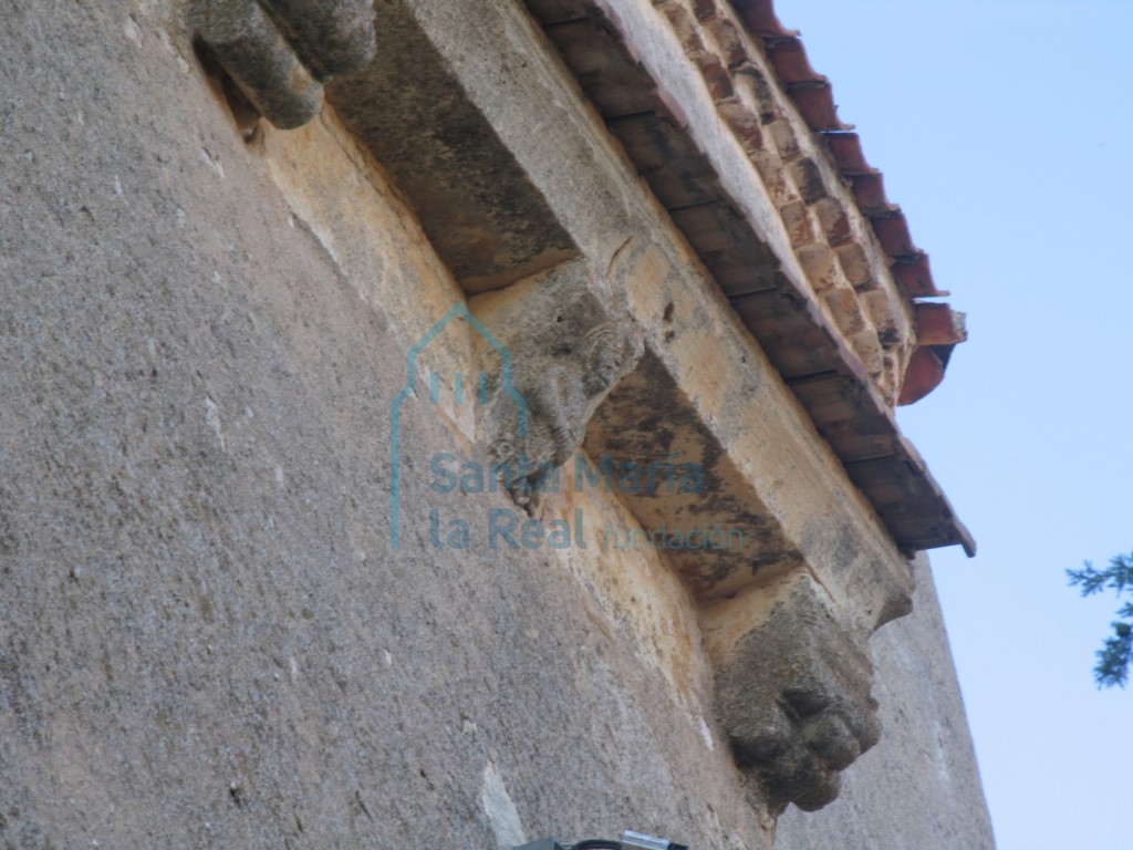 Canecillos en la cornisa meridional