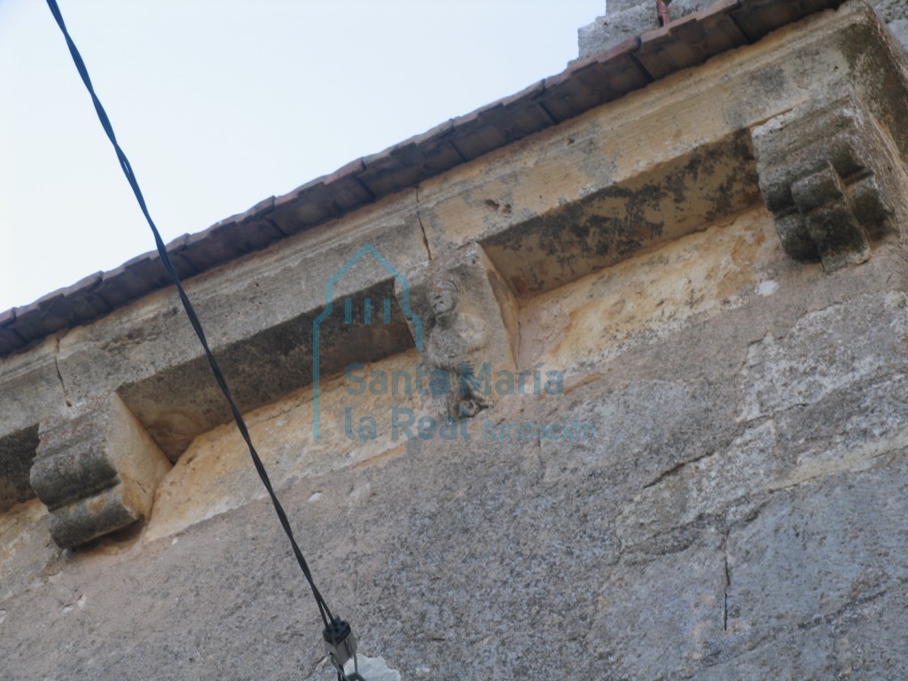 Canecillos en la cornisa meridional