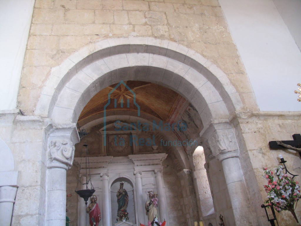 Vista del arco triunfal desde la nave central
