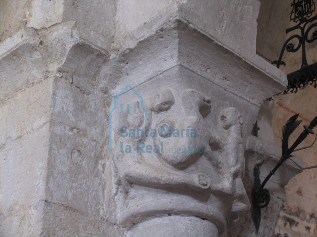 Capitel izquierdo del arco triunfal  más exterior