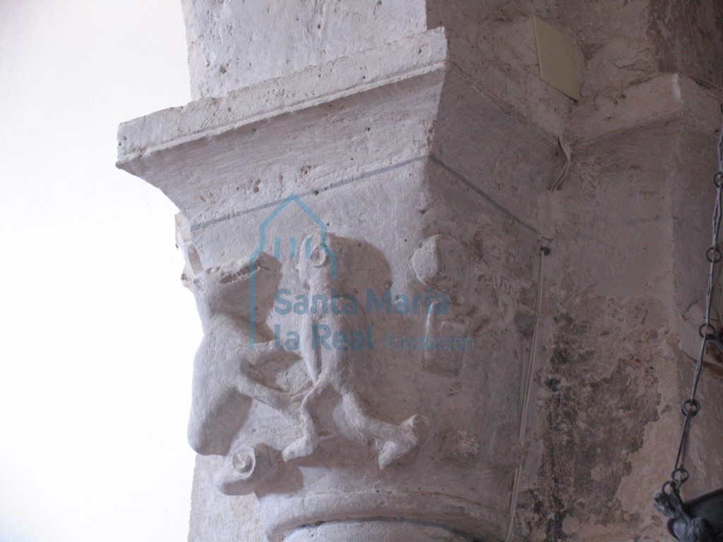 Capitel izquierdo del arco del triunfo más exterior
