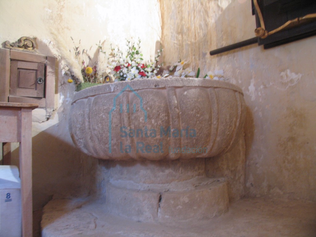 Pila bautismal gallonada